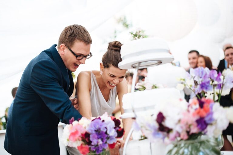 documentary wedding photography cake cutting