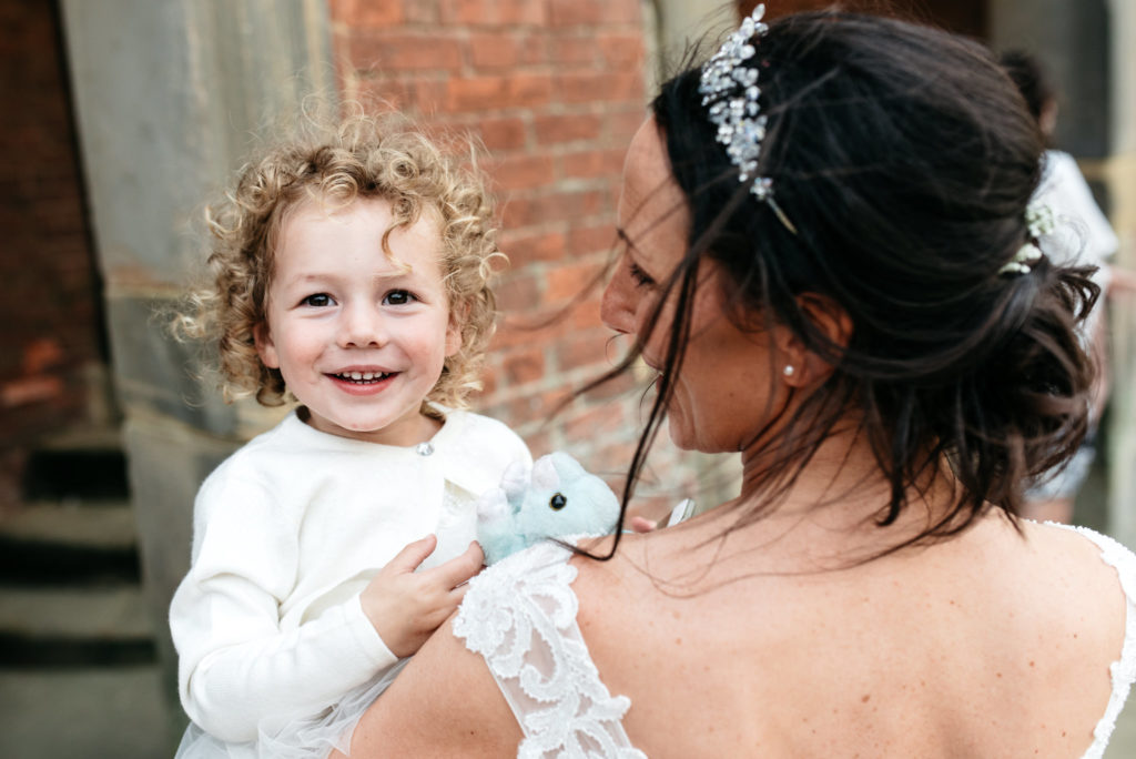 bride with her little daughter
