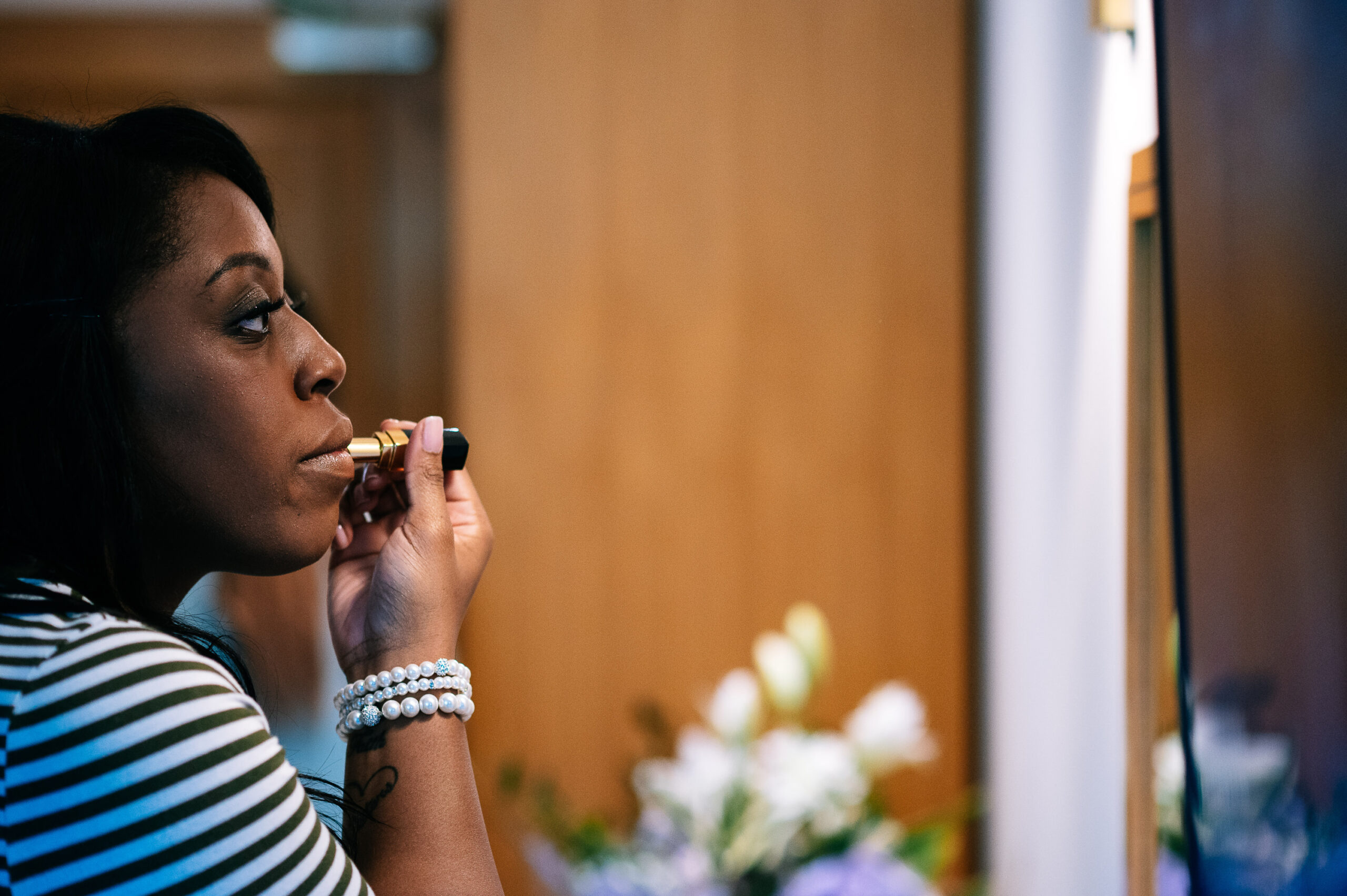 bride putting her makeup on