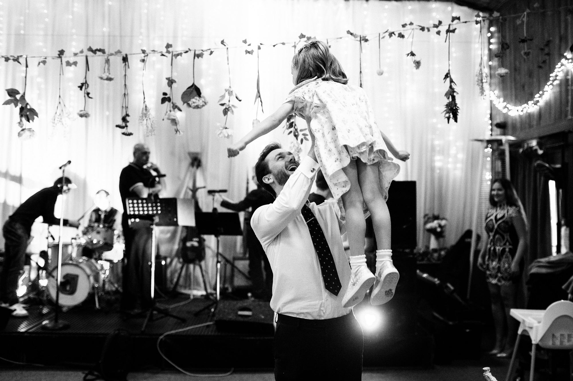 dad throwing his daughter in the air on the dancefloor