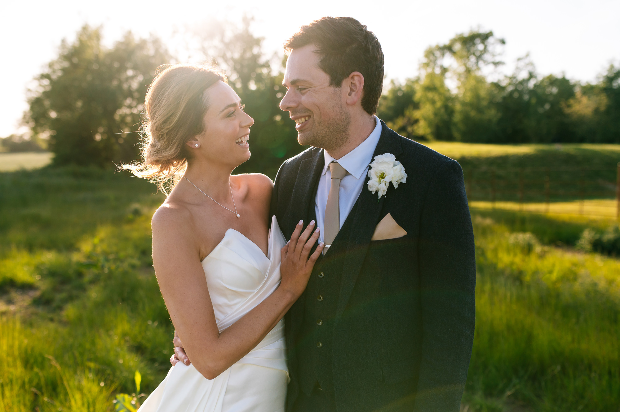 relaxed summery portraits during golden hour