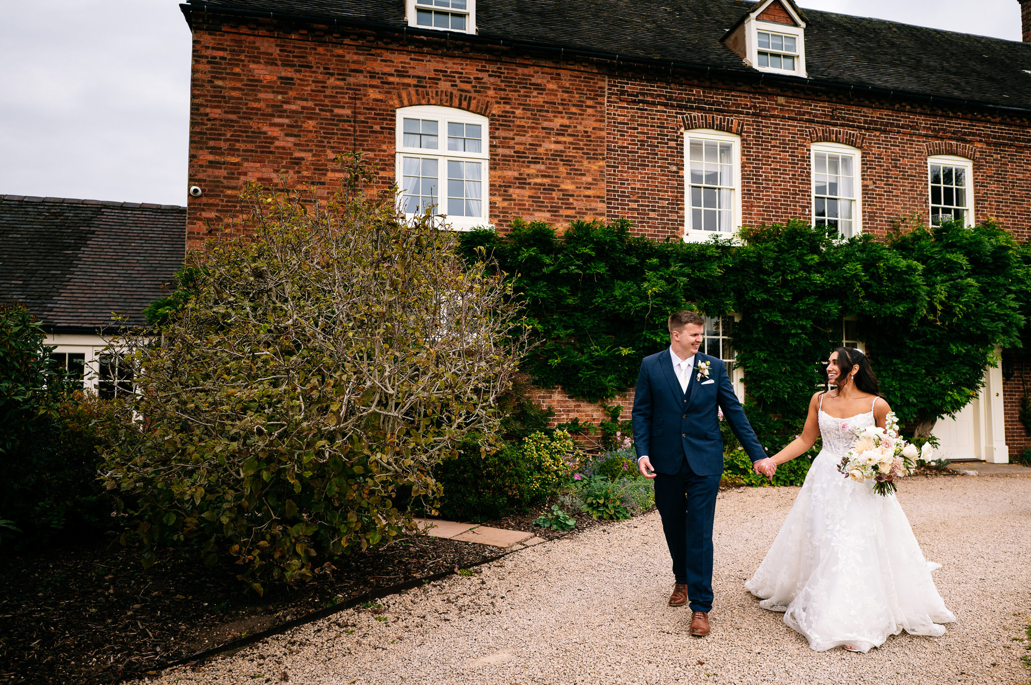 relaxed and natural couples portraits in front of the manor house